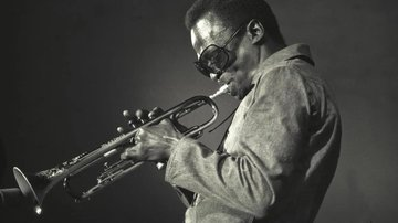 ProfesorJonk's tweet photo. "El silencio es el ruido más fuerte, quizá el más fuerte de todos los ruidos".
Miles Davis.
Puerta de entrada al jazz para muchos de nosotros. Llevó el jazz a cotas nunca vistas.
#Efemeride #MileDavis #jazz
https://t.co/fn9J6UyRYO https://t.co/RTpzDCjyuJ