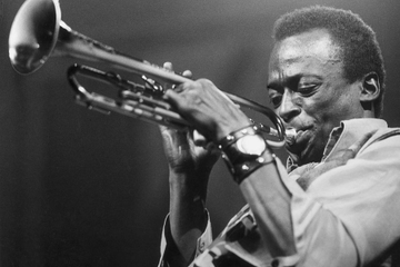 ProfesorJonk's tweet photo. "El silencio es el ruido más fuerte, quizá el más fuerte de todos los ruidos".
Miles Davis.
Puerta de entrada al jazz para muchos de nosotros. Llevó el jazz a cotas nunca vistas.
#Efemeride #MileDavis #jazz
https://t.co/fn9J6UyRYO https://t.co/RTpzDCjyuJ
