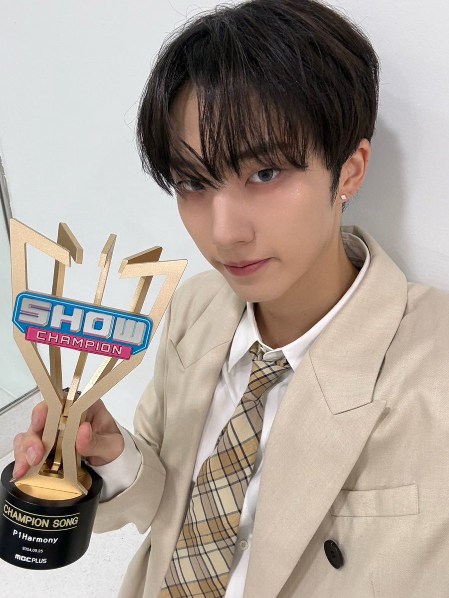 P1H_members's tweet photo. 피스! 두 번째 1위라니.. 감격스럽네요 수록곡, MC, 1위까지 행복한 추억이 될 시간들의 연속이었어요 여러분에게도 즐거운 하루가 되었길 바라며 내일도 파이팅해 볼게요! 감사합니다😃😃😃✨

#P1Harmony #JIUNG https://t.co/5H9mSvIHfE