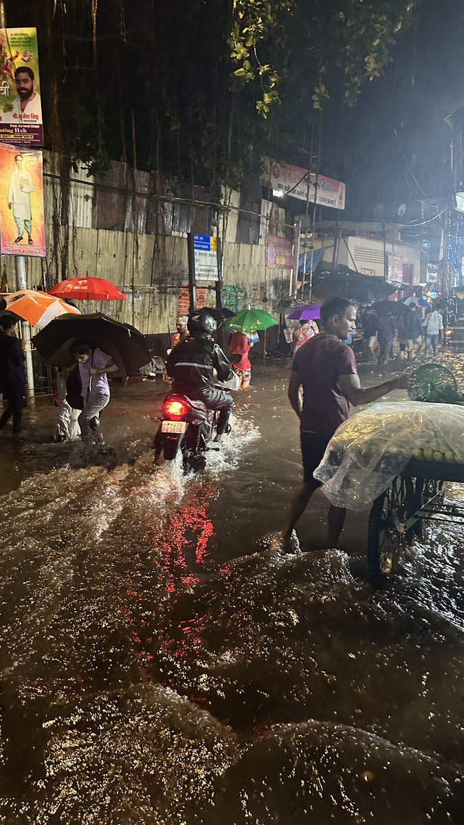 adharma_dharm's tweet photo. Kandivali 101 🤌🏻 #meme #shame #Shivsena #kandivali #rain https://t.co/uuEVMU2rnE