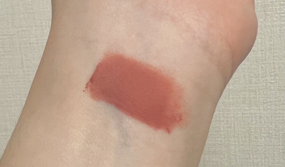 화제의 컬러그램 누디 블러 틴트 샀는데
일단 너무 작고 귀여움...
주머니에 늫고 다니기 딱 좋은 싸이즈...
그런만큼 빨리 다쓰겠지마는 ㅎ

색상은 힙초콜릿~~
막 너무 진한 초콜릿색 아니고 누드+칠리 요런느낌
얹으면 얇게 올라가서 진하기 조절 가능👍👍