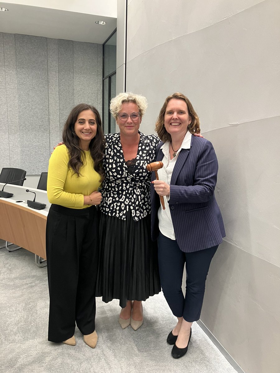 Zojuist heeft de commissie haar nieuwe voorzitter, <a href="/FZeedijk/">Femke Zeedijk</a>, en ondervoorzitter, <a href="/songulmutluer/">Songul Mutluer</a>, gekozen! Ook is afscheid genomen van fungerend voorzitter <a href="/wiepau/">Wieke Paulusma</a> #constituerendevergadering