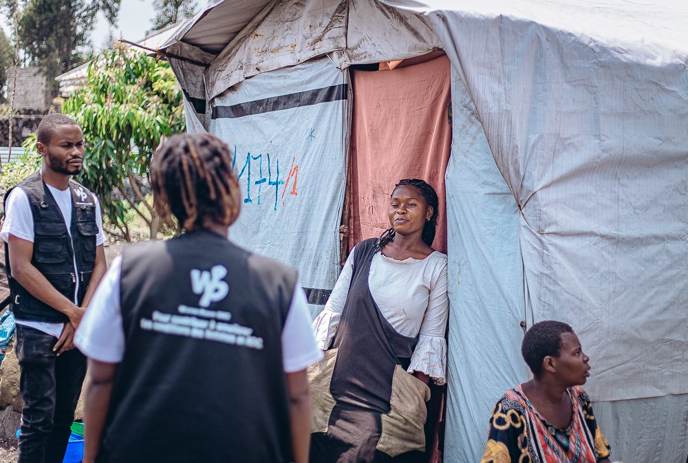 womanpowerdrc's tweet photo. L'Équipe de sensibilisation de Woman Power DRC : nous menons une campagne de sensibilisation porte-à-porte sur le VSBG et le SSR dans le camp de déplacés à Shabindu. Cette initiative s'inscrit dans le cadre de notre projet de réponse d'urgence au VSBG et #SSR #Sensibilisation #VS https://t.co/H71N7cuNdt