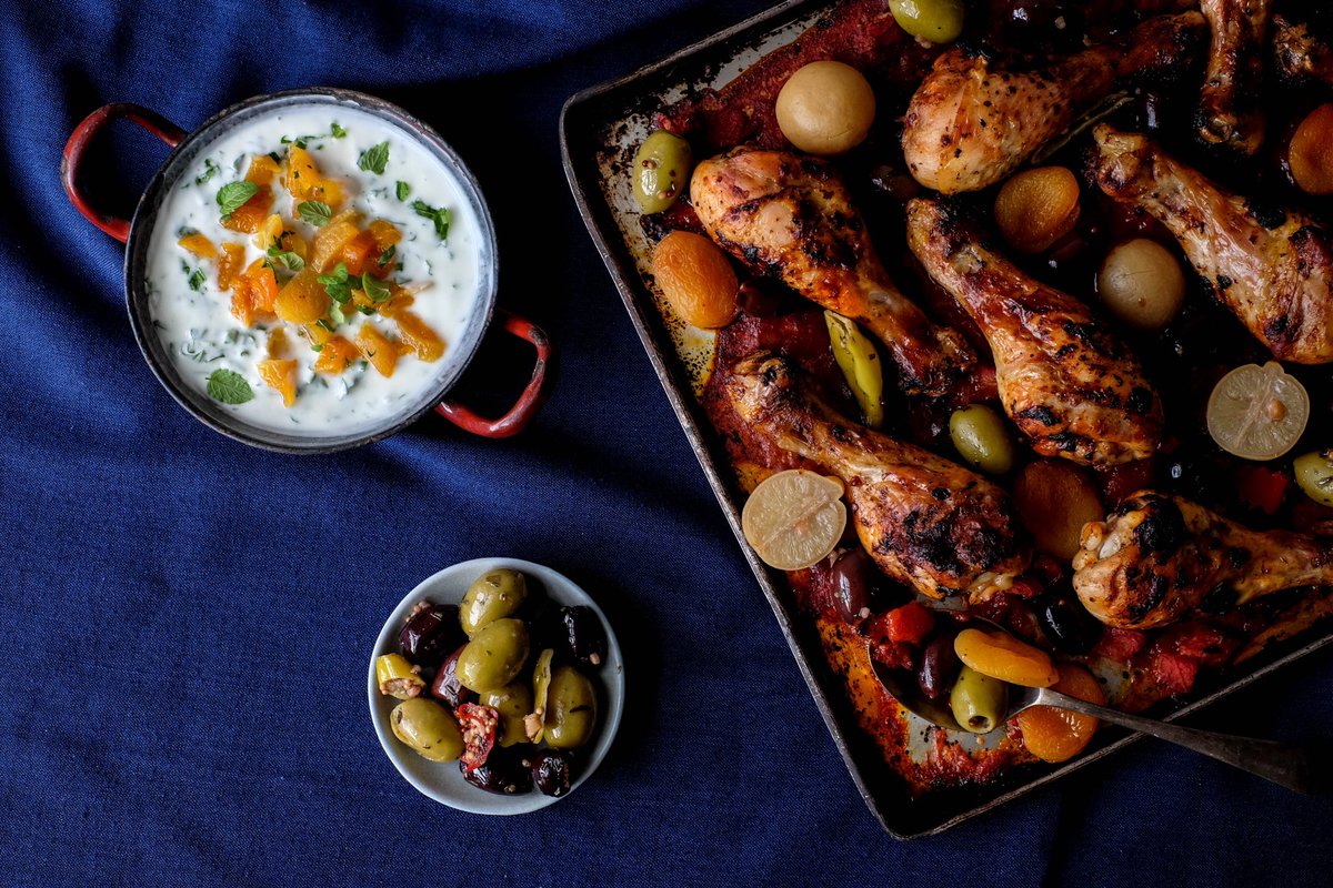 We love a midweek tray bake - super simple but super tasty. 

therealolivecompany.co.uk/chicken-with-p…