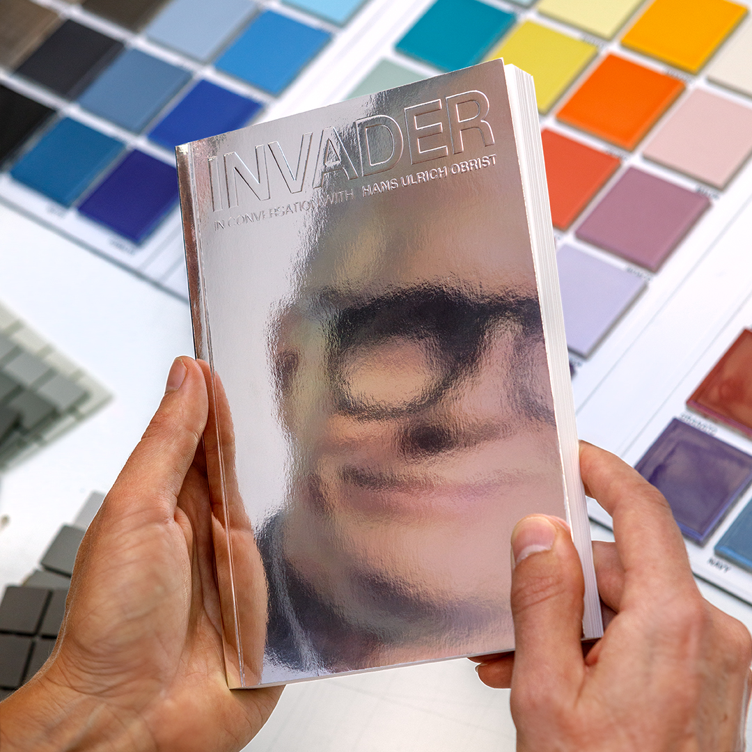 HENI's tweet photo. #INVADER: In Conversation with Hans Ulrich Obrist is now available via #HENIPublishing.
The book delves into the world of the enigmatic French street artist through an interview conducted by @HUObrist.
Explore the release: https://t.co/gcfsTfROdz
#BookLaunch #InvaderWasHere https://t.co/7byOt4oYTk