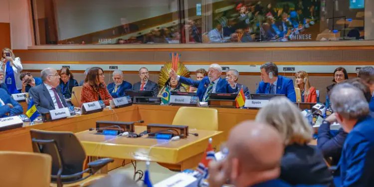 fernaolmesquita's tweet photo. COMITIVA DE LULA NA ONU TEM MAIS DE 100 PESSOAS

De Sonia Guajajara e seus cocares mande in China a Janja com suas bolsas e sapatos made in Italy; do ministro do Exterior de verdade, Celso Amorin, ao ministro do Exterior de mentira, Mauro Vieira, de Rodrigo Pachecuzinho a Artur Lira, passando pelos 31 seguranças do presidente e pelo mais variado baralho extraído dos 37 ministérios de seu governo, há de tudo na comitiva.

Até o momento, e ainda sem informações sobre os custos relativos a 65 membros do convescote, a caravana jeans custou R$ 750 mil ao favelão nacional.