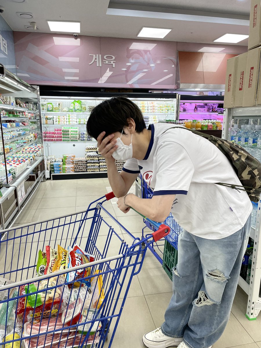 bffs4gyu's tweet photo. when the shopping cart won’t stop making jokes https://t.co/FkMg0VfGkZ