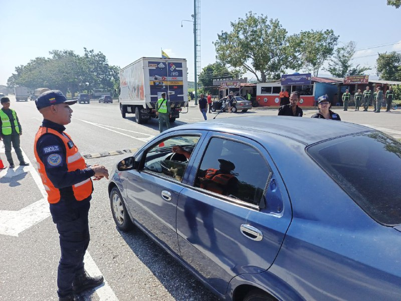 InttContigo's tweet photo. #Prevencion | Mejorar la conducta vial para prevenir siniestros en la vía es una de las razones por las que el @OrChivacoa_ofc se mantiene desplegado orientando a los conductores en la #Cimarrón Andresote. https://t.co/YlPwc0gqSr