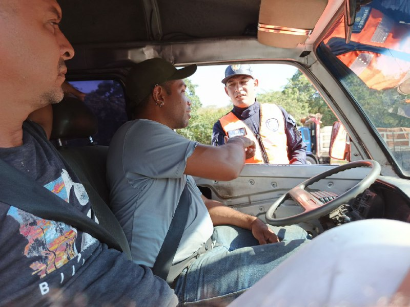 InttContigo's tweet photo. #Prevencion | Mejorar la conducta vial para prevenir siniestros en la vía es una de las razones por las que el @OrChivacoa_ofc se mantiene desplegado orientando a los conductores en la #Cimarrón Andresote. https://t.co/YlPwc0gqSr