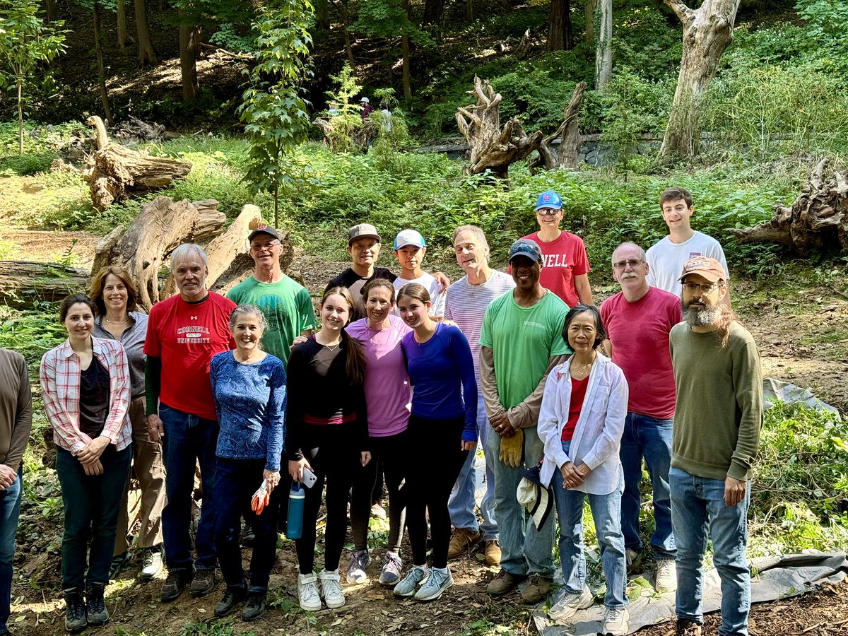 CAAWConnect's tweet photo. 🌳🌱🪻🪴🌻 A Visual Feast! CAAW continued our annual tradition of volunteering at Untermyer Gardens, the stunning public gardens overlooking the Hudson in Yonkers.

We spent a few hours getting (a little) dirty while helping to restore breathtaking gardens to their former glory. https://t.co/RGZxXw5Yfw
