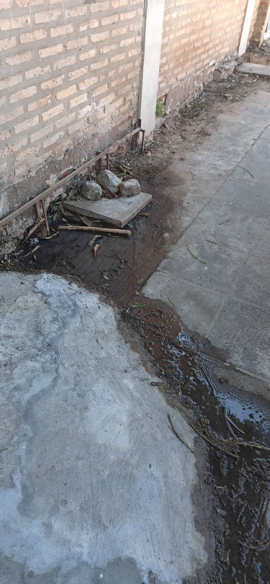 Sael68's tweet photo. @EssapSA buen día me urge respuesta al reclamo N° 121565, alcantarillado rebozando en la vereda, no hacen caso al pedido. https://t.co/PeEZMyllNe