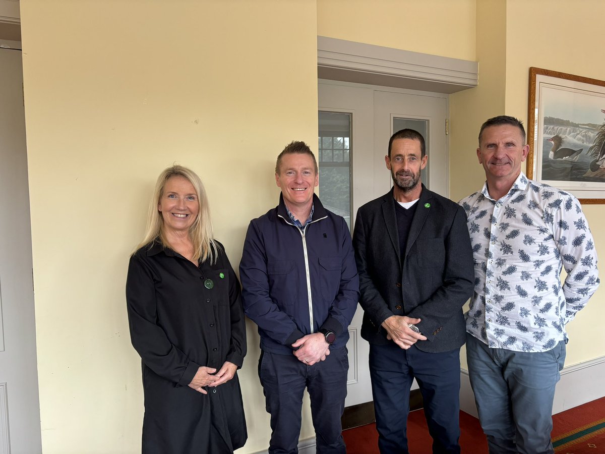 Braf trafod arweinyddiaeth gyda dau bennaeth o Seland Newydd.
<a href="/TaithWales/">Taith</a> 
It was great to talk leadership with two principals from New Zealand. They had heard of the Leadership Academy and wanted to learn more.
<a href="/WG_Education/">Welsh Government Education</a> <a href="/lynne_neagle/">Lynne Neagle</a> <a href="/AddysgEducation/">Lynne & Vikki</a>