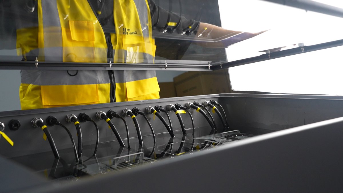 FogHashing's tweet photo. 📢After three months of testing, the B100 is launched.

- Compatible with 99% of miners (S21/S21IMM/M60/M66, etc.)  

- Independent operation for each miner with remote control support  

- Flexible choice between single or dual loop  

- Deploy and go live within a day  

- Flexibly expandable to warehouse or container solutions
#Bitcoin #immersioncooling #immersionmining