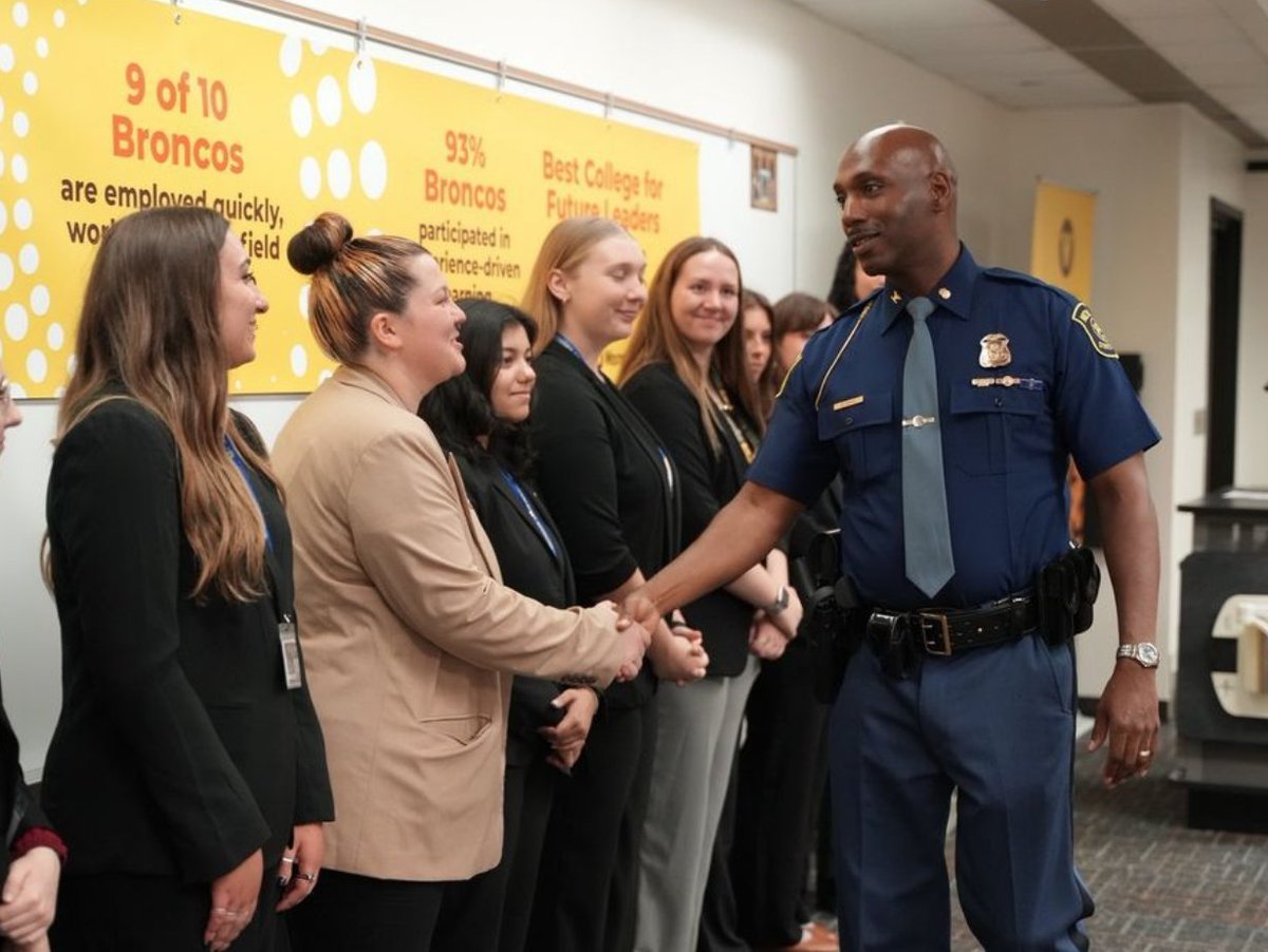 WMU_CAS's tweet image. The WMU Cold Case program welcomed MSP Commander Col. James F. Grady II on Monday to celebrate the Cold Case Program's success and Governor Whitmer's recent budget allocation. This funding will support the program's expansion and enhance experience-driven learning. 👮