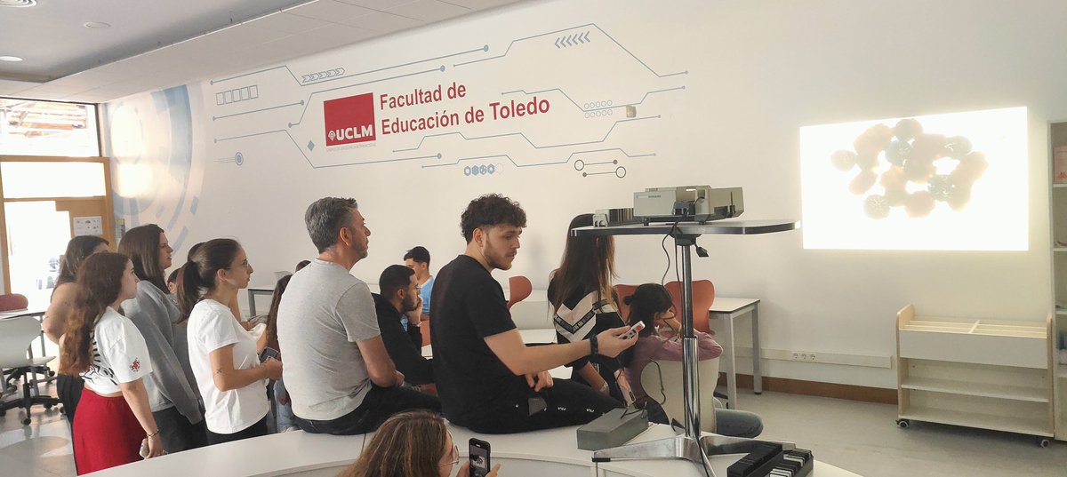 TICE_UCLM's tweet photo. En el aula del futuro #RTCi también exploramos el potencial de algunos recursos audiovisuales del siglo pasado #TICEUCLM https://t.co/o17oVkPeJg