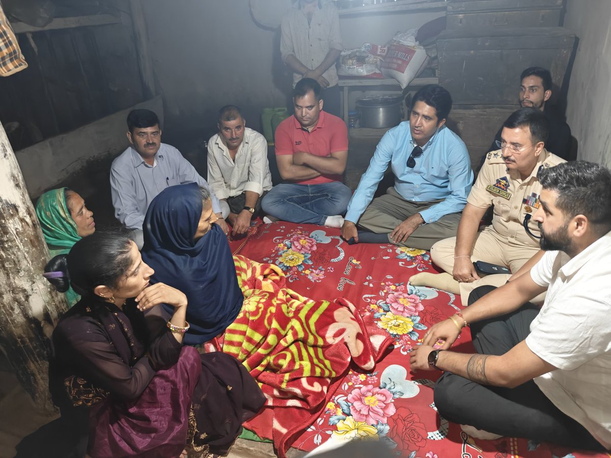 dcramban's tweet photo. DC Ramban, Baseer-Ul-Haq Chaudhary, along with SSP Kulbir Singh, visited the family of Maan Singh Gaddi, a resident of Chakwa Batote, who was martyred. The DC & SSP expressed deep condolences and provided a relief to his wife, Kayan Devi, assuring the family of continued support from the District Administration during this tragic time.
@diprjk @ANI @RambanPolice @BaseerUlHaqIAS @Rameshkumarias @OfficeOfLGJandK