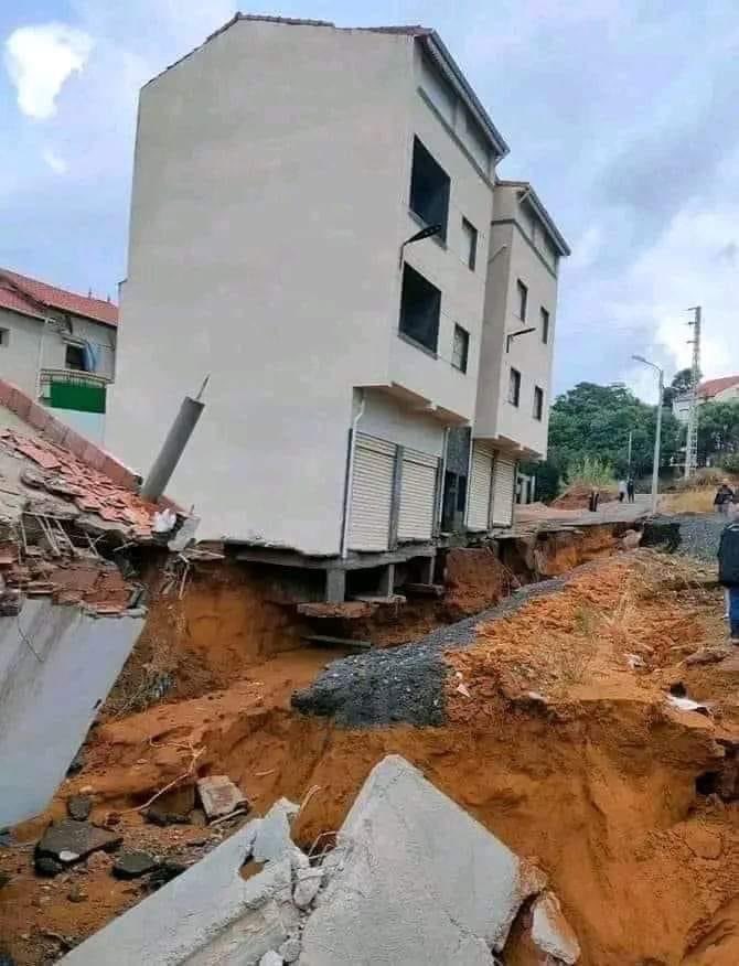 SanyaoluS's tweet image. What can be done to fix the foundation of the building. 

#yourstrulyarchitect 
#buildingconstruction 
#engineeringwork