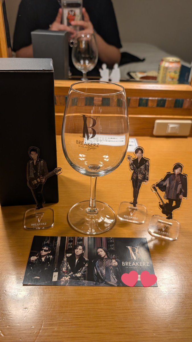 MEI8133lav's tweet photo. LIVE後に友達が買ってて残り2つっていうからノリと勢いでもう1人の友達と購入wラス1頂きましたー✨完売しましたってアナウンス入ったらまわりめっちゃ盛り上がってびっくりしたwwwノリよくていぃわぁw
#BREAKERZ
#Bintage https://t.co/R104mpgJ3R