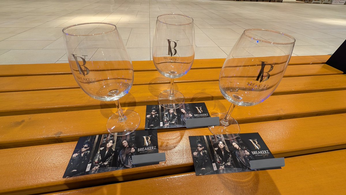 MEI8133lav's tweet photo. LIVE後に友達が買ってて残り2つっていうからノリと勢いでもう1人の友達と購入wラス1頂きましたー✨完売しましたってアナウンス入ったらまわりめっちゃ盛り上がってびっくりしたwwwノリよくていぃわぁw
#BREAKERZ
#Bintage https://t.co/R104mpgJ3R