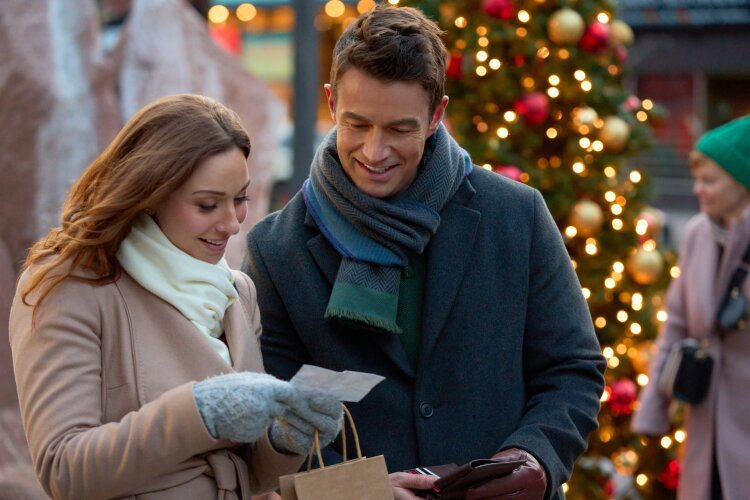 #TwasTheDateBeforeChristmas with <a href="/robertbuckley/">Robert Buckley</a> will premiere on October 18 on <a href="/hallmarkchannel/">Hallmark Channel</a>! #Chessies <a href="/AmyGroening/">Amy Groening</a>

hallmarkchannel.com/twas-the-date-…

📸: Hallmark Media