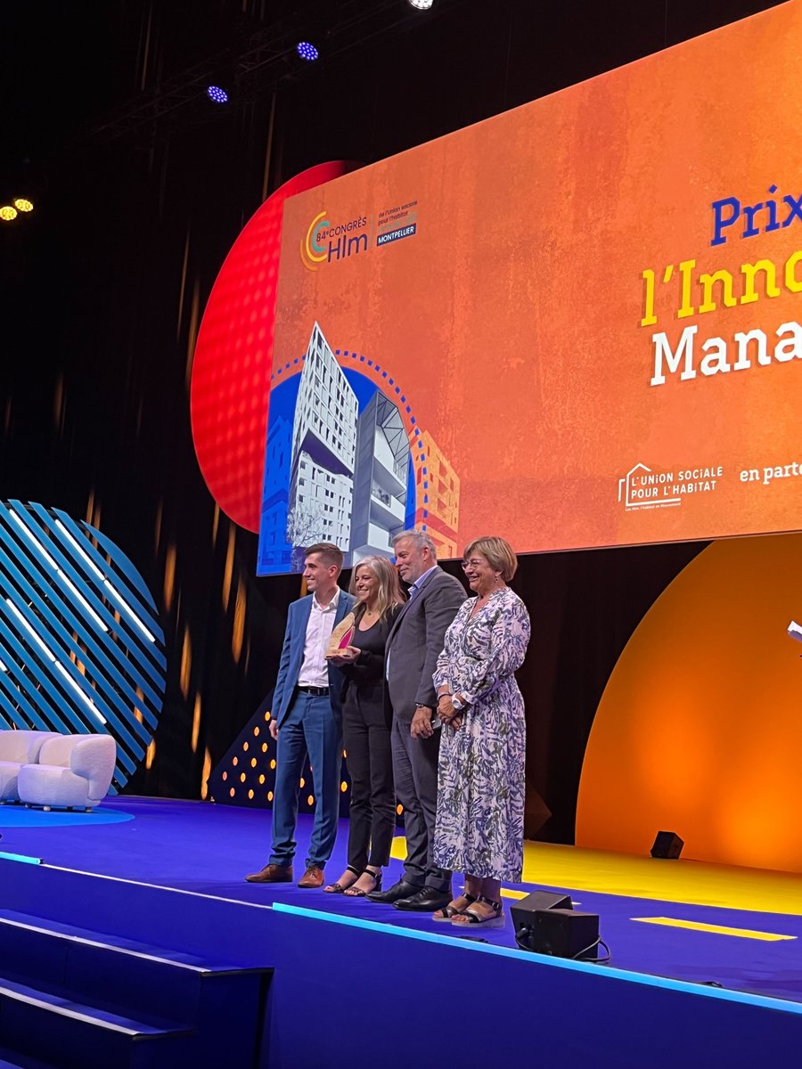 UnionHlm's tweet photo. #TROPHEESINNOVATION Cathy Herbert, présidente de @afpols, remet le prix de l'innovation managériale à @AcmHabitat pour le « Lab d’innovation by @groupe_altemed » #CongrèsHlm https://t.co/1ALFfBtB6r