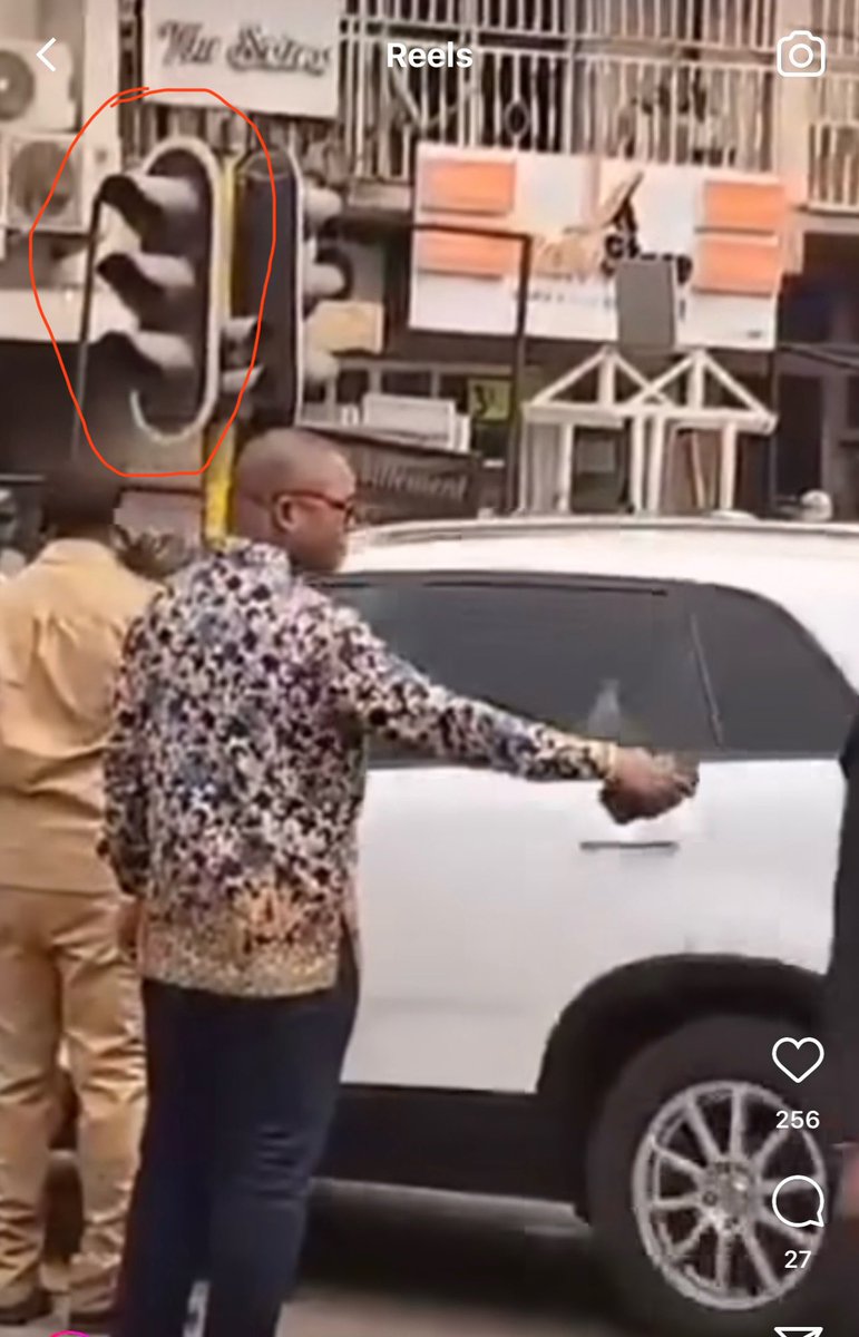 Sammoores01's tweet photo. À lui seul il peut contrôler la circulation routière en-feu tricolore pour la ville de Kinshasa, Goma, Bukavu et Kisangani sans problème. 

Mais il préfère jouer au clown 🤡 https://t.co/jWNS0F2hfg