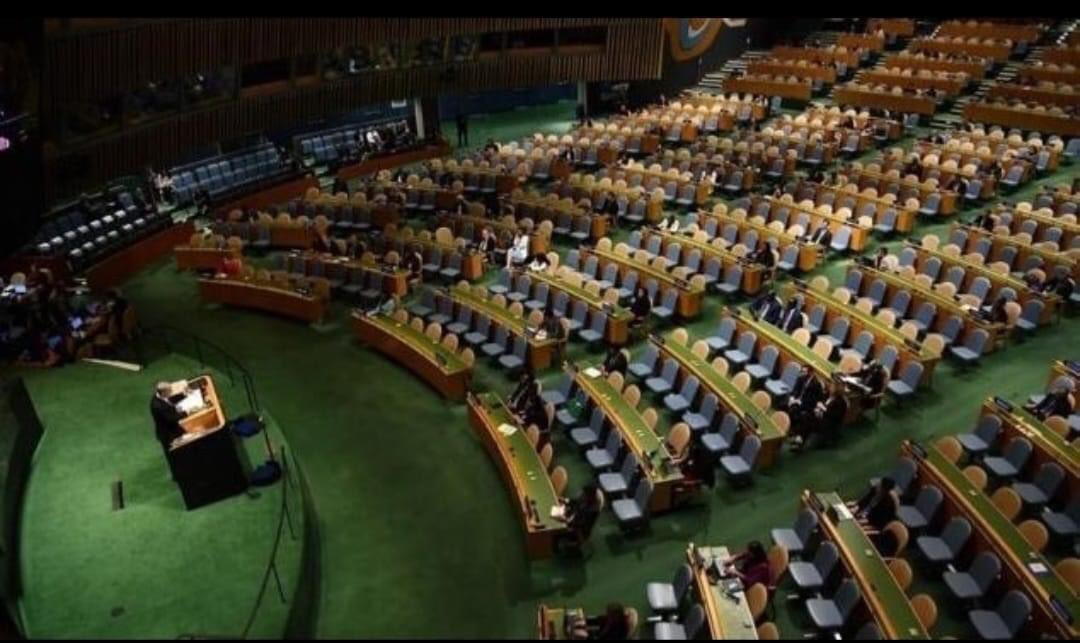 DemocratFront's tweet photo. @Riklin10 הכי חשוב שנתניהו יפגין את האנגלית שלו בפני מנהיגי העולם או כסאות האולם. כך זה נראה לפני שנה 👇🏼 https://t.co/0DVFEWUlAf