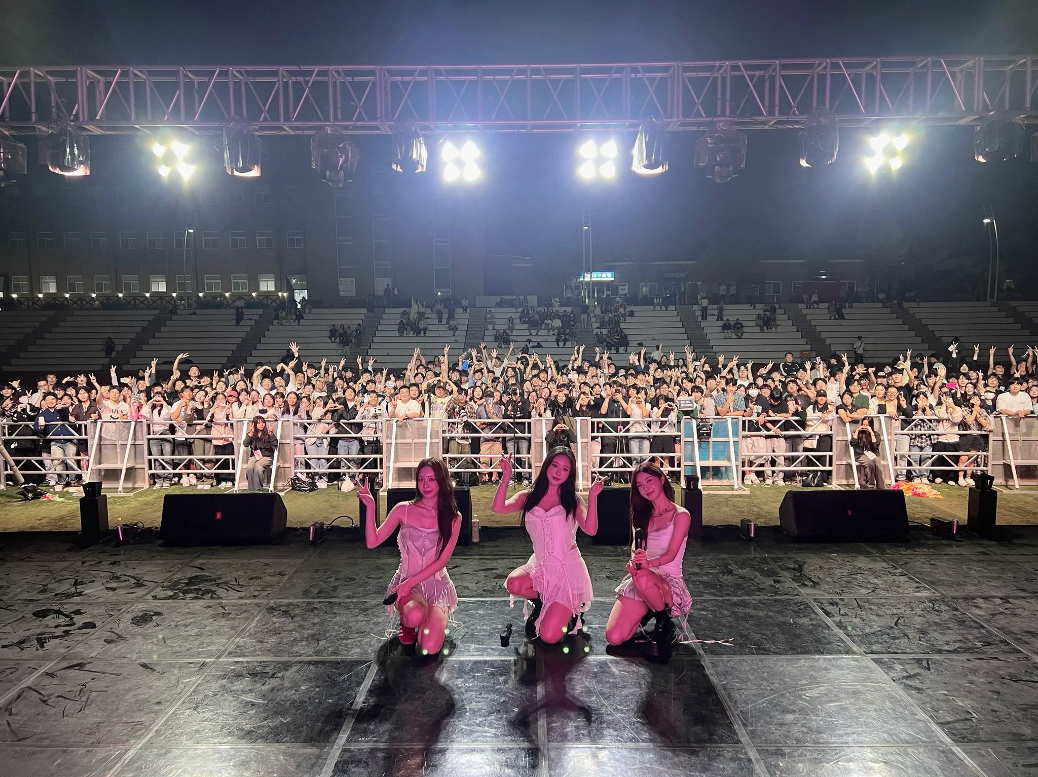 GYVMR85bgAArpMT?format=jpg&name=large