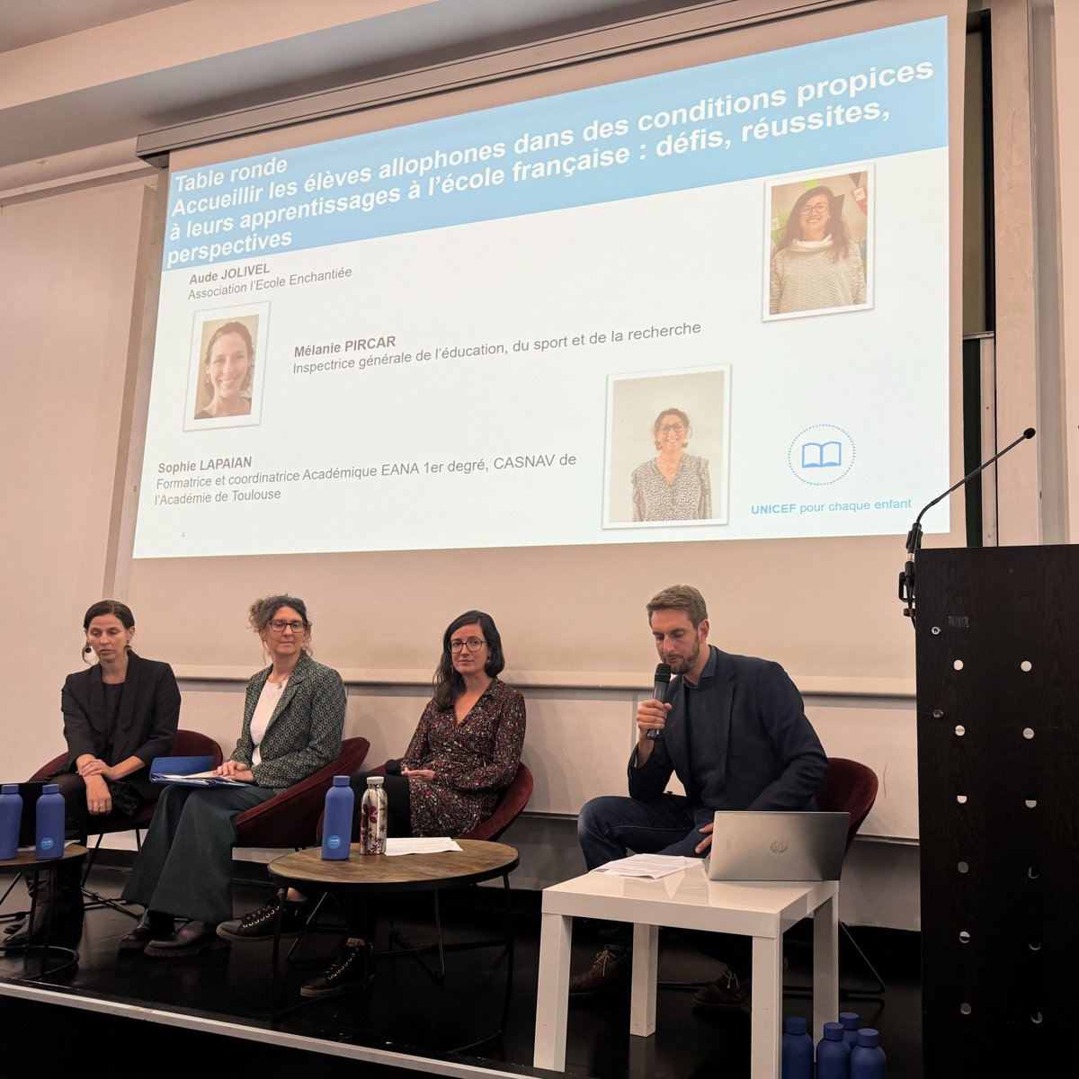 UNICEF_france's tweet photo. Aujourd’hui, @UNICEF_france présente son nouveau rapport #allophonie au colloque « Dans toutes les langues : Réussir à l’école quand on ne maîtrise pas le français »

L'occasion de pointer les évolutions nécessaires pour que chaque enfant puisse apprendre. https://t.co/JDR6gmaDDf https://t.co/6HYkUziFDD