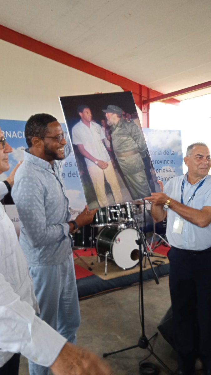 #MatancerosEnVictoria . El príncipe de las alturas Javier Sotomayor entrega una foto de él con nuestro comandante Fidel ,en  un acto de conmemoración por un  Aniversario del Aeropuerto Juan Gualberto Gómez,hoy que ya se celebra su 35 Aniversario.