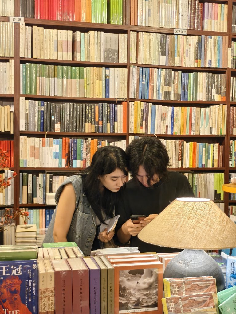 April__Mony's tweet photo. Bookstore is my forever harbour even when I don’t read https://t.co/eaJAARynMR