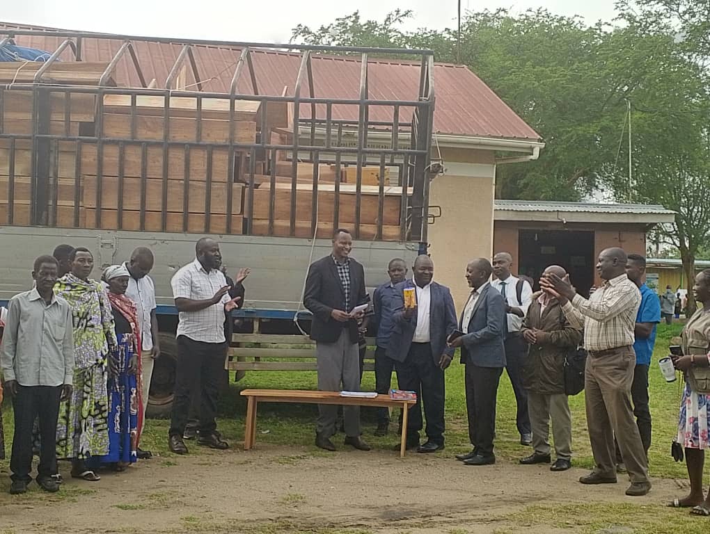 MuzeeyiNgarambe's tweet photo. Today, I commissioned 75 desks out of the 300 that were promised by @UNICEFUganda &amp; other related scholastic  items e.g 455 Exercise books, 702 pencils, 340 pens etc alongside Area Woman MP Hon Anna, Youth Area MP Hon Edward Rugumayo, CAO and LC V @millybabalanda @kirunda_faruk https://t.co/6MjvEf3q83