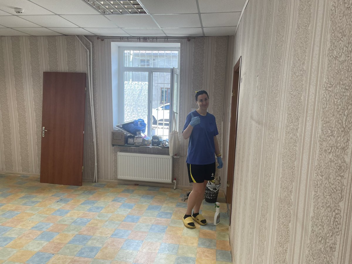 echoinginmymind's tweet photo. Moving day @coastoflife_od to a new studio 📦💪🚐

1. Fill her up
2. Unloaded
3. Clean as a whistle
4. Iryna the Cleaner 💫

#MovingDays #SealsTeamClean 
💛🦭💙 https://t.co/JHjEv48qWL