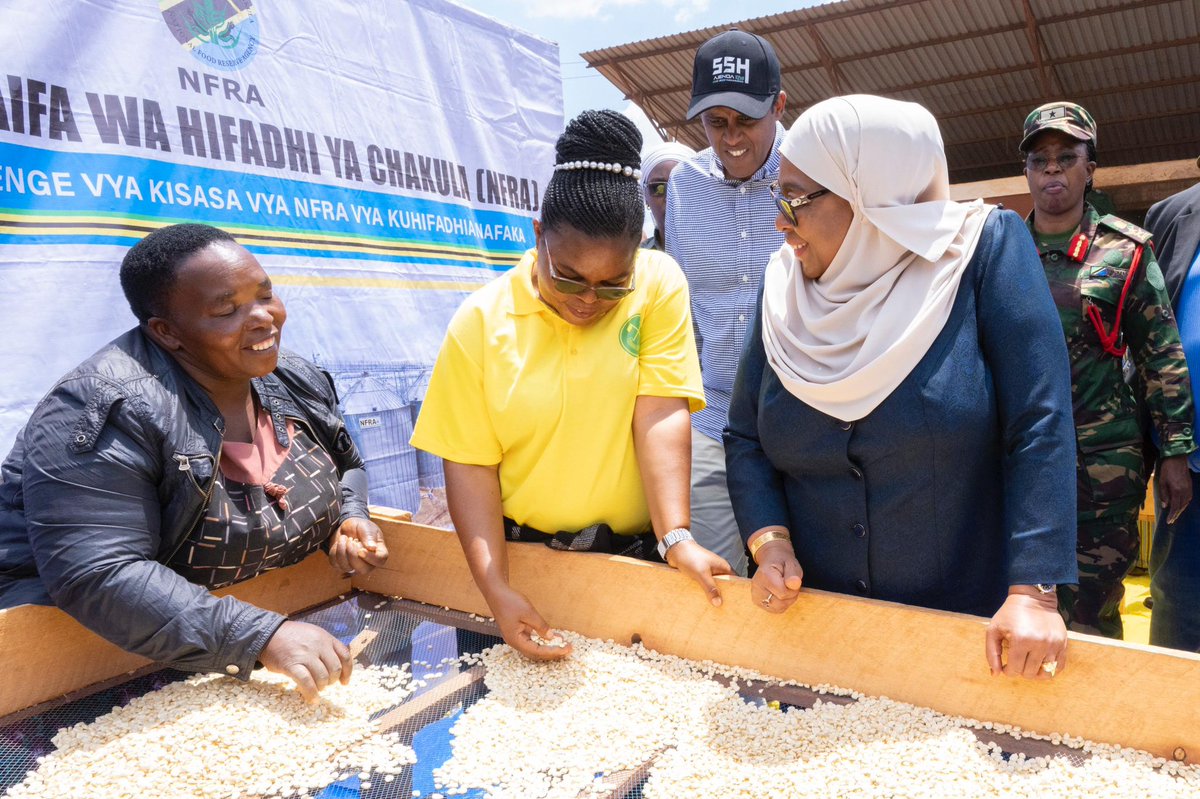 SuluhuSamia's tweet photo. Siku nzuri ya kazi na mazungumzo na wananchi Mbinga ambapo pamoja na mambo mengine, kazi inaendelea katika ujenzi wa Bandari ya Mbamba Bay (kuwapa fursa wananchi wa Mkoa wa Ruvuma kufanya biashara ya uhakika kwenye Ziwa Nyasa) na ujenzi wa barabara ya lami ya kilometa 66, Mbinga hadi Mbamba Bay. 

Faraja kubwa kuona miradi ya maendeleo inavyobadili maisha ya mamilioni ya wananchi katika kona mbalimbali za nchi yetu.

Ahsanteni sana Mbinga.