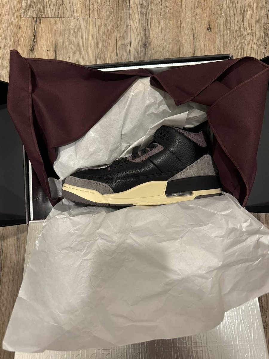 Mr_Contempt's tweet photo. Was excited to get my AMM4’s in the mail today &amp; it turned out to be a pair of AMM3’s HAHAHA ain’t no way 💀 @snkr_twitr @EldenMonitors @maniere_usa @Tylersneaks @KckdNotify @SOLELINKS @SoleRetriever @HORHEAD_Sales @Raphkicks https://t.co/ykrPZGj5ml