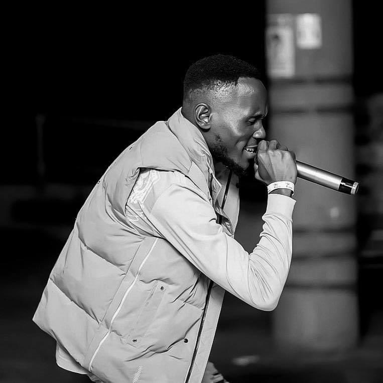 ugagosip's tweet photo. Happy birthday shoutout goes to the Uganda’s South African ambassador love singer.

📸 @AthenLyre 🔥🔥🔥 https://t.co/uSf25u1Cs4