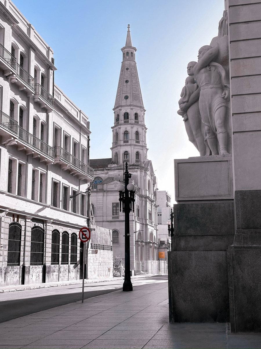 Cosas que como URUGUAYO me rompen MUCHÍSIMO las pelotas:

1- Que no recuperen la Estación Central (LPM QUE LOS PARIÓ)

2- No tener SUBTE como todo país decente 

3- Pocos ómnibus que llevan a la gente como sardina en lata

4- Tener una Ciudad Vieja hermosa pero LLENA DE ZOMBIES