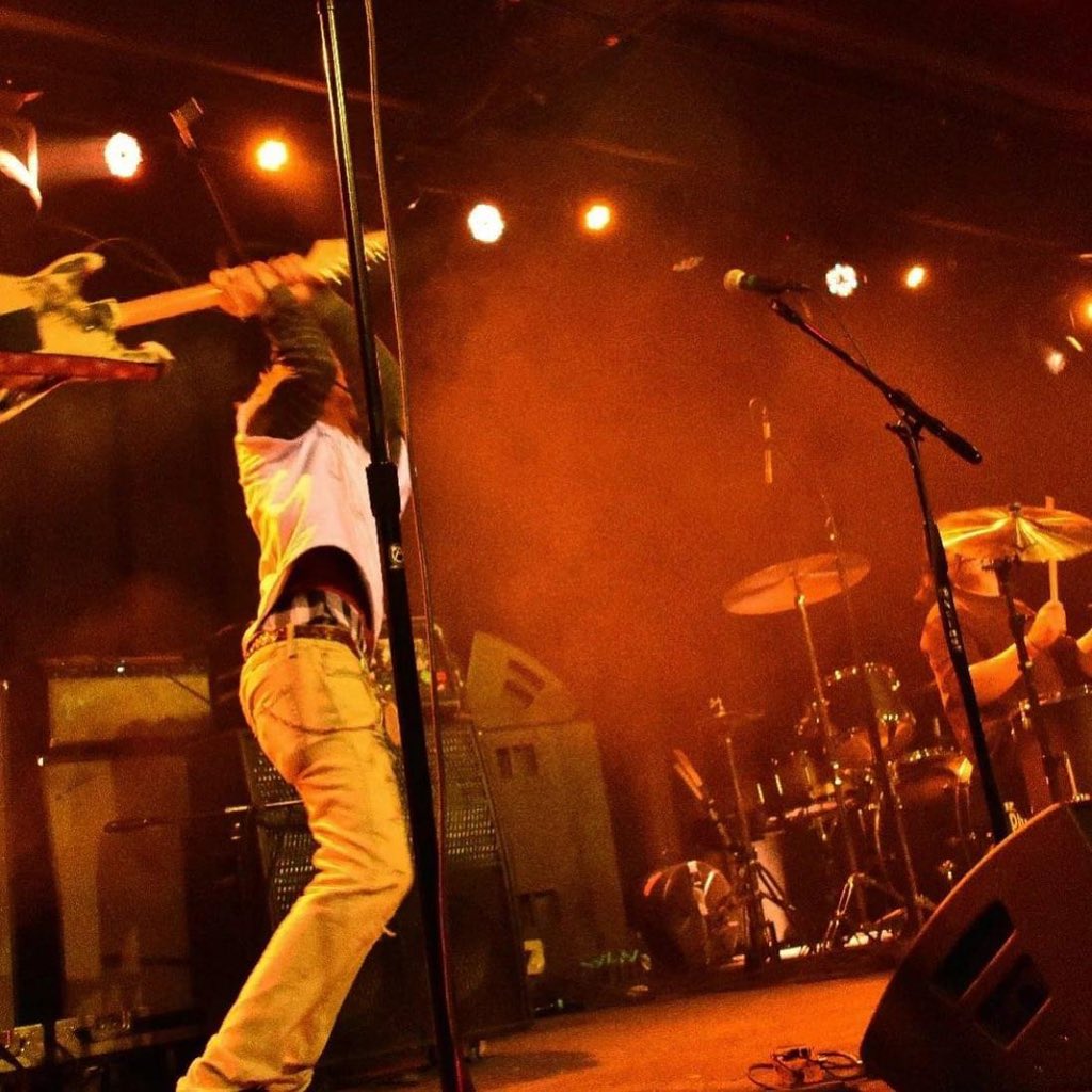 Seattle has a new grunge trio that will give you early Nirvana vibes for sure…listen to their debut album in Spotify: open.spotify.com/album/5Kn3RQQz… #kurtcobain #Nirvana #seattle #grungerevival #Grunge