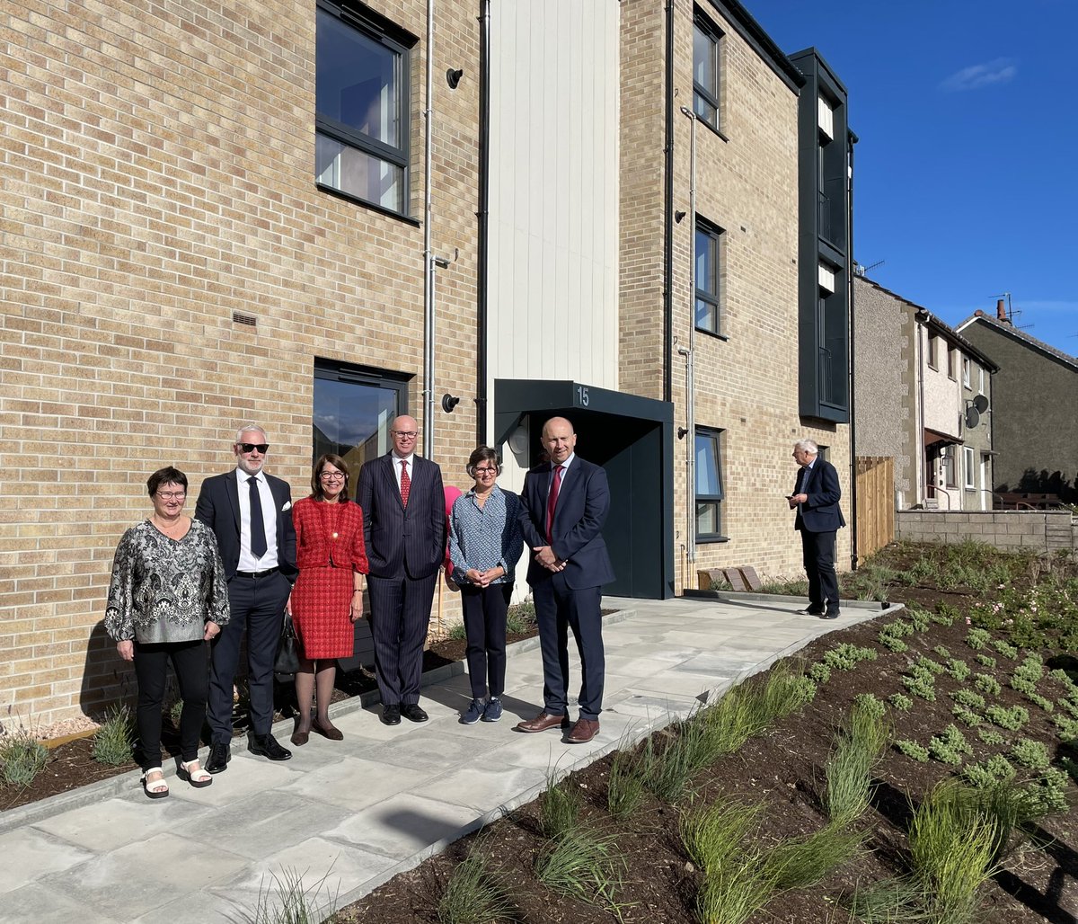 Jeremy_HLIN's tweet image. Read Stephanie’s #HLINblog about the Charleston social housing developments? 

Great to visit the #accessible homes in person at official opening this afternoon in Dundee.