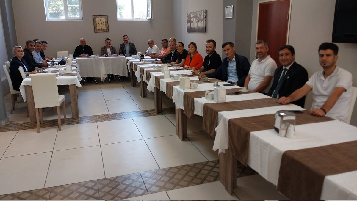Osmangazi_MEM's tweet photo. İlçe Milli Eğitim Müdürümüz Metin Sezer,
Okul Müdürleri ile bir araya gelerek değerlendirme toplantısı gerçekleştirdi.

@tcmeb
@Ali_Partal 
@MetinSEZER_16 https://t.co/c5NsX6Y41p