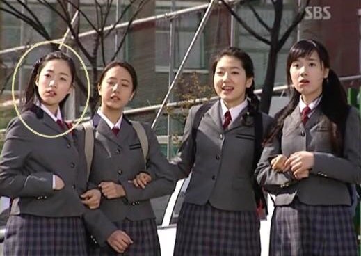 kdramagoddess_'s tweet photo. 🍿2003
#StairwayToHeaven - younger role

🍿2005
#CuteOrCrazy - an highschool student

🍿2006
#TreeOfHeaven - an highschool girl who fell for her half brother at first sight
#Seoul1945 - an older sister https://t.co/sU2AdQxTWw
