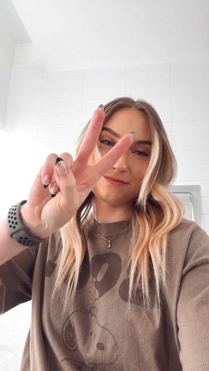 lizbeanx's tweet photo. hi sometimes I forget that I have an online existence as small as it may be so just checking in to say that I’m living my best life as a corporate girlie that spends all their free time playing world of warcraft and I’m doing just fine 🤎 https://t.co/0vLfzKlXe9