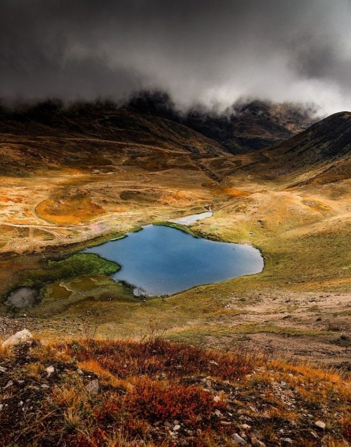 FacciniMyriam's tweet photo. 🇺🇦 Les Carpates sont un monde qui vous pénètre et change à jamais le sens de l'infini du temps et du moment d'existence, c'est un autre monde, une autre planète.
Le lac Vorozhesʹka et Svydovets avant  le début de la pluie.
🇺🇦 Stand with Ukraine 🇺🇦 
📸 : utha_names https://t.co/RIfjh8OoBn