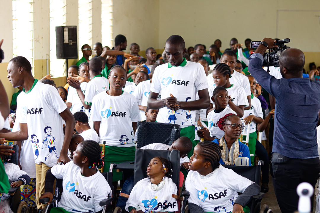 Ledawa's tweet photo. La fondation ASAF Cameroun, dirigée par M. Eran Moas, a remis 25 millions de FCFA en bourses scolaires à l'association PROMHANDICAM le lundi 23. 09.2024. Cette initiative vise à améliorer l'accès à une éducation inclusive et de qualité pour les enfants en situation de handicap. https://t.co/rt52BqwDwd