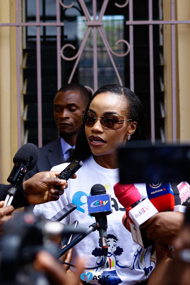 Ledawa's tweet photo. La fondation ASAF Cameroun, dirigée par M. Eran Moas, a remis 25 millions de FCFA en bourses scolaires à l'association PROMHANDICAM le lundi 23. 09.2024. Cette initiative vise à améliorer l'accès à une éducation inclusive et de qualité pour les enfants en situation de handicap. https://t.co/rt52BqwDwd