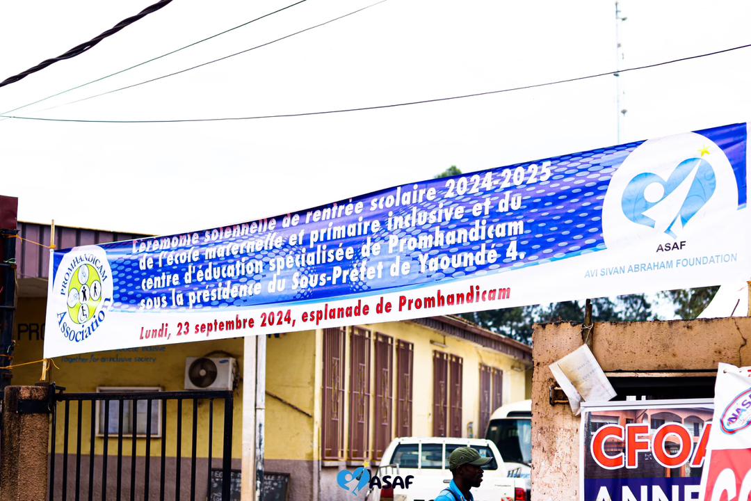 Ledawa's tweet photo. La fondation ASAF Cameroun, dirigée par M. Eran Moas, a remis 25 millions de FCFA en bourses scolaires à l'association PROMHANDICAM le lundi 23. 09.2024. Cette initiative vise à améliorer l'accès à une éducation inclusive et de qualité pour les enfants en situation de handicap. https://t.co/rt52BqwDwd