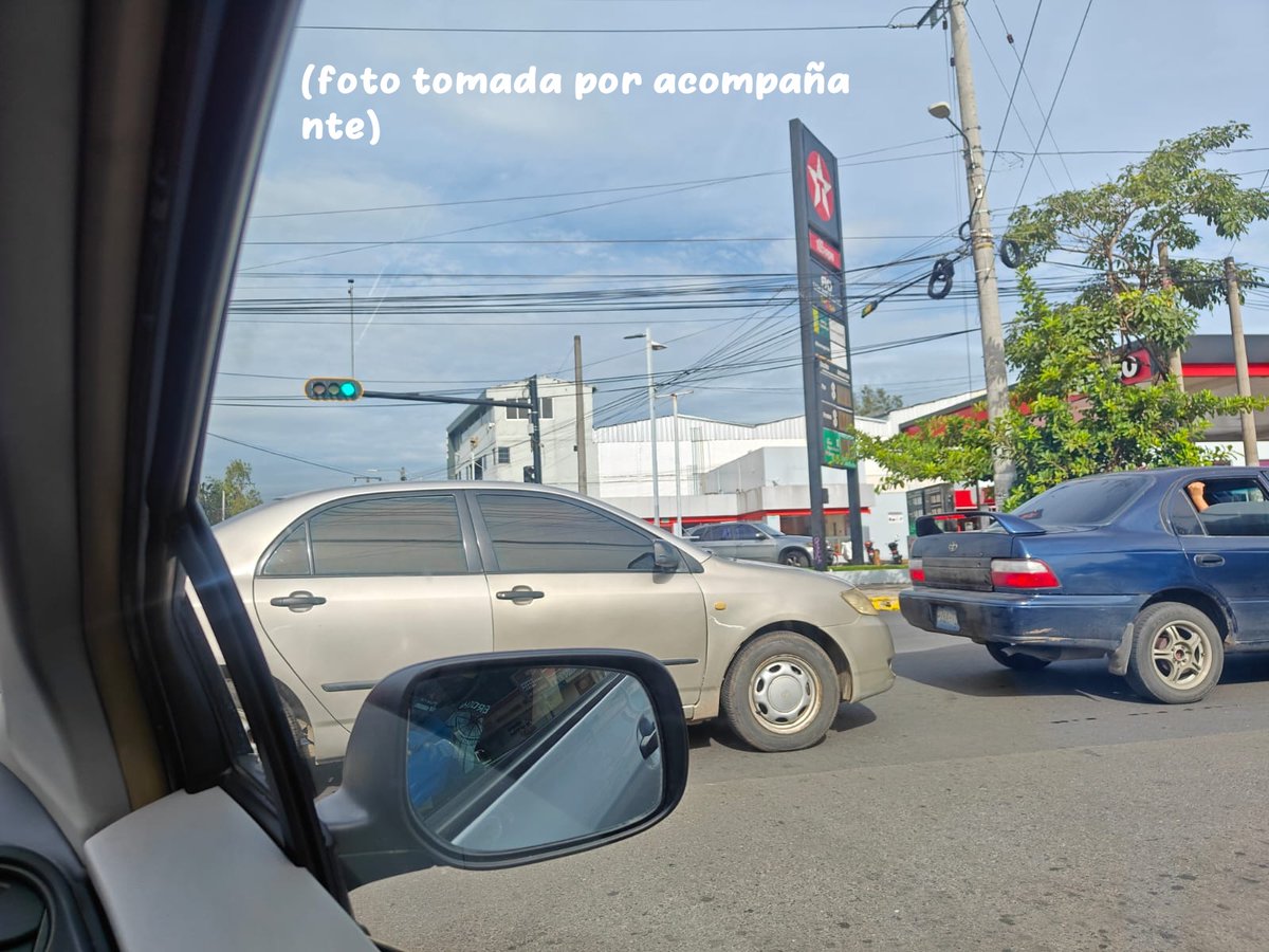 galadrielim's tweet photo. Solicitar  gestores de tráfico al  @VMTElSalvador para agilizar el tráfico de la  25 Avenida sur e intersección calle Gerardo Barrios horarios7:00am a 9:00 am.automovilistas saben que  no alcanza a pasar la intersección y quedan obstruyendo el paso causando más tráfico.#traficosv https://t.co/Xuh99ukR4C
