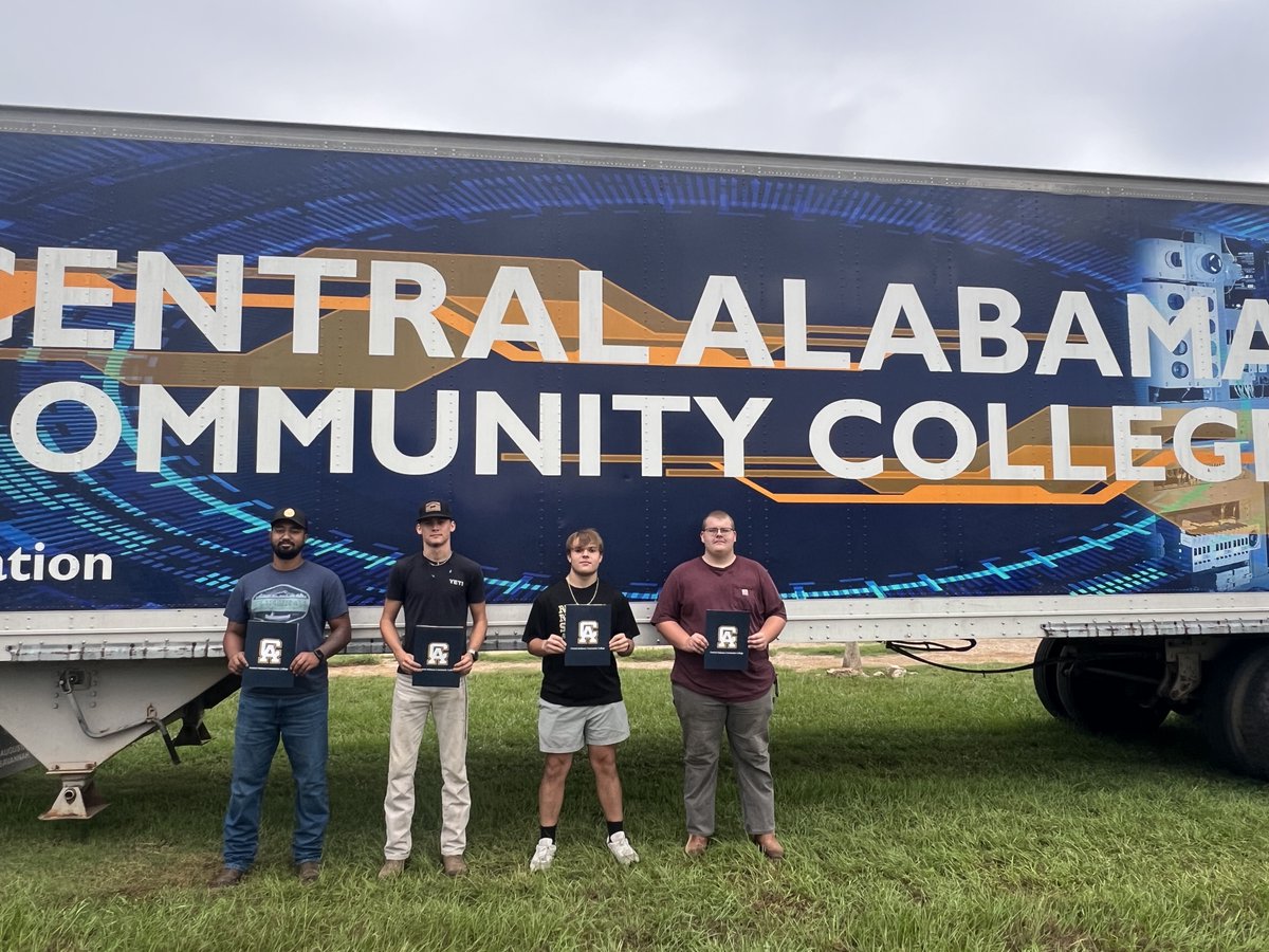 CentralAlabama1's tweet image. 🎉 Congrats to CACC’s newest CDL graduates! You’re ready to hit the road and start your journey in the trucking industry. 🚛💨 Want to join them? Check out our CDL program!

🔗 cacc.edu/academics/work…

#CDLGraduates #TruckingCareers #WorkforceTraining #CACC