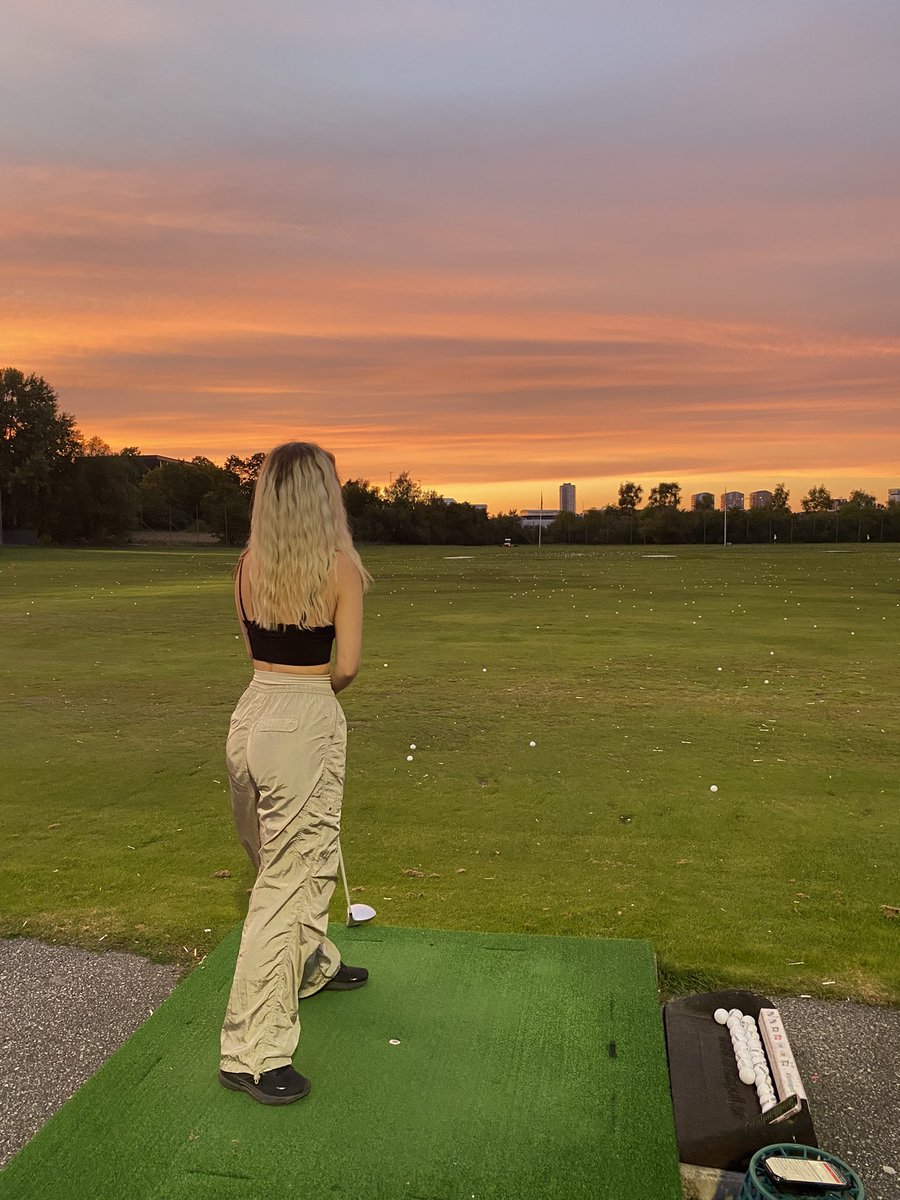 Ceceholm's tweet image. Last week me and @luuminizer slayed at golf ☀️