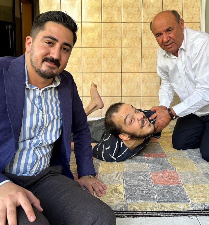 AK Parti Ortaca İlçe Başkanımız Burak Kaplan ile, Ortaca'nın sevilen sakinlerinden Erhan Gün kardeşimizi evinde ziyaret ettik. Yüreği sevgi dolu Erhan'ın engelleri, yaşama sıkı sıkıya bağlanmasına engel olamamış. Rabbim huzurlu, bereketli bir ömür ihsan eylesin...